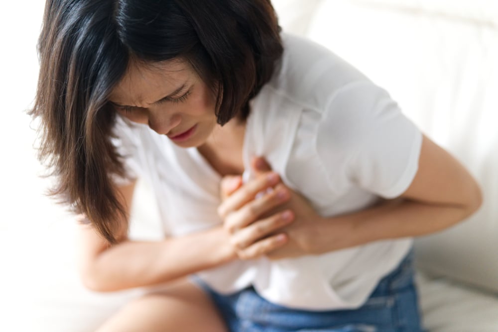 女人因心律不整而感到不适