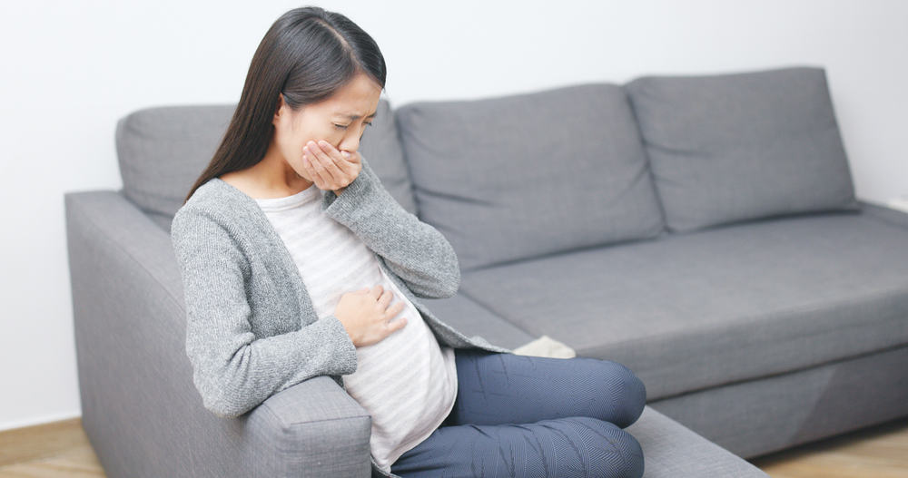 怀孕妈妈因孕吐而不适