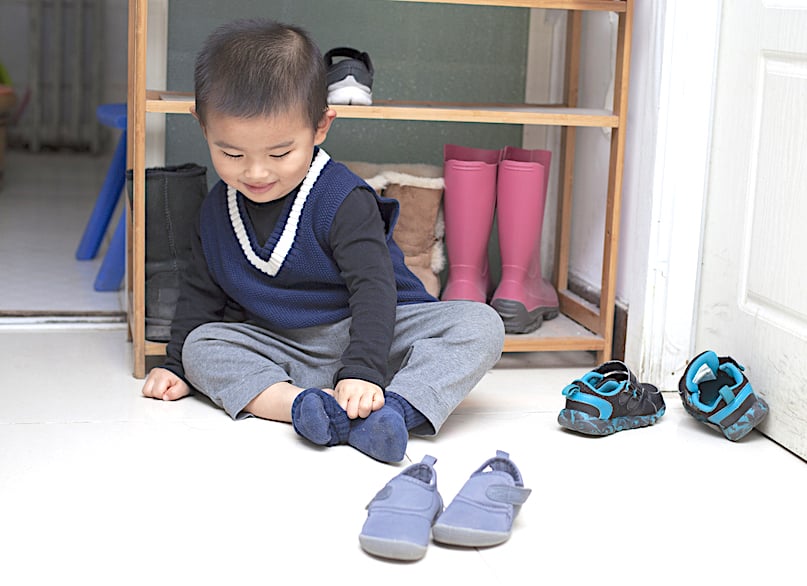 24月齡寶寶:肢體協調好 學穿衣技巧