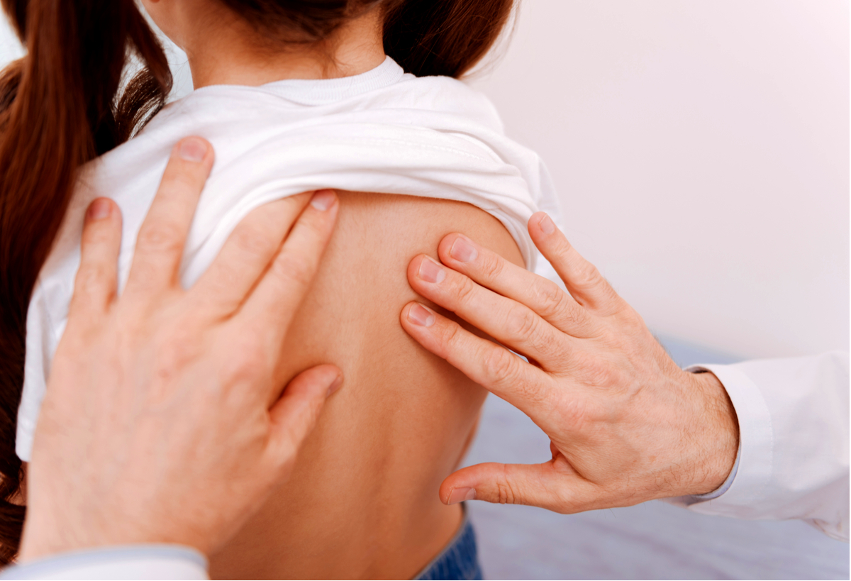 脊椎側彎:原因、症狀、診斷、治療