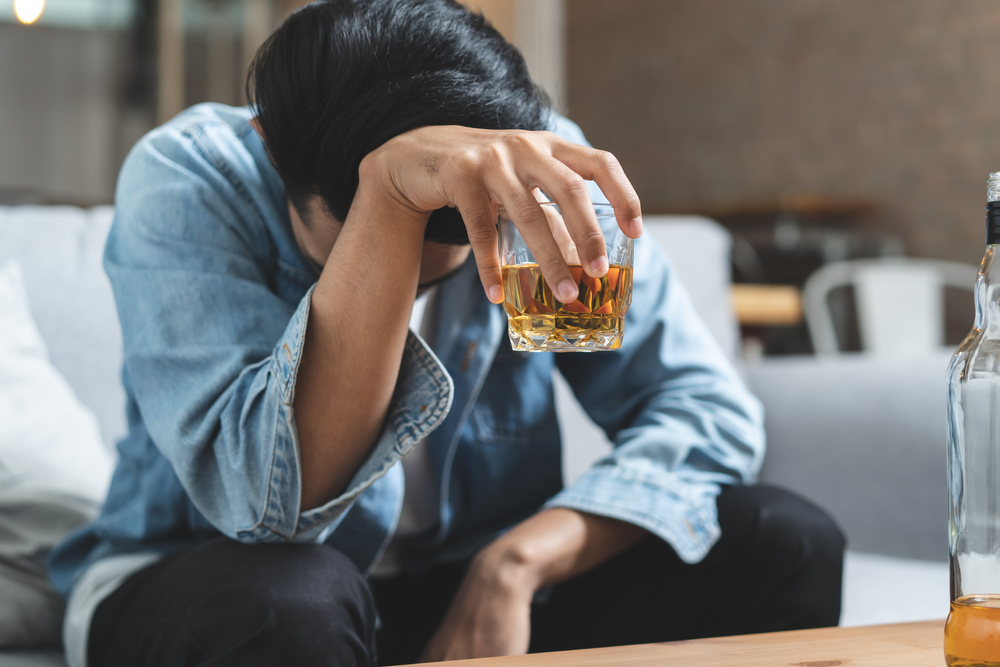 酒精滥用容易使人性情大变，而出现自杀的冲动