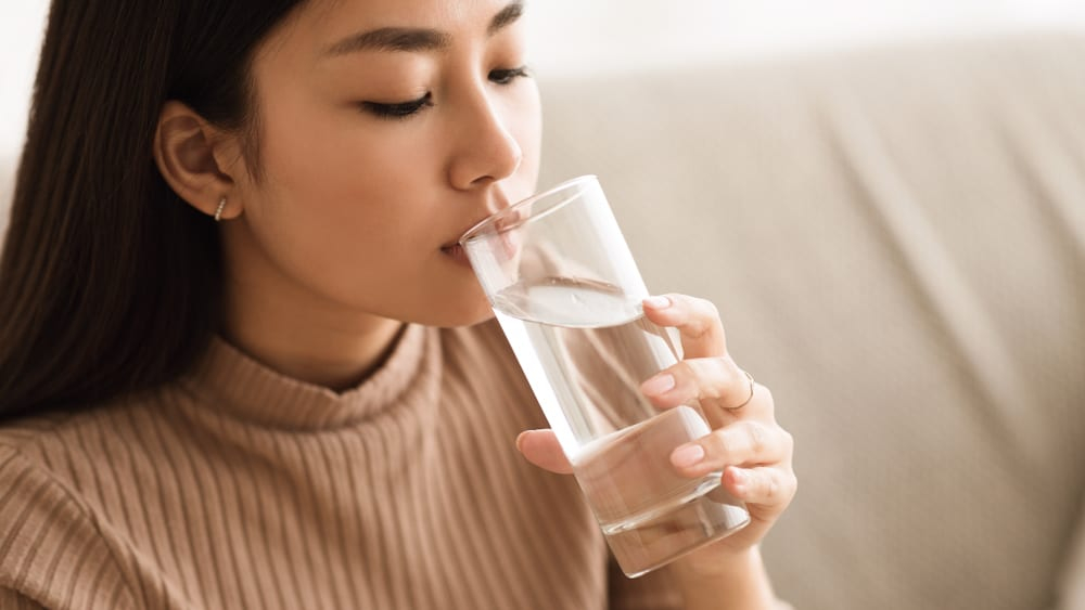 接受肺炎治疗的患者应多喝水并休息