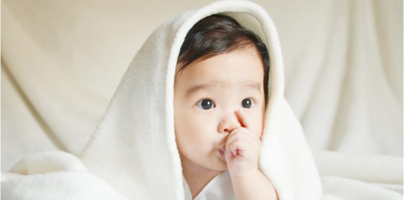 嬰兒愛吃手？超過4歲還在吃要注意！5招改善寶寶吃手手