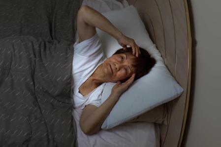 年紀大睡不好？老人失眠原因、治療與預防