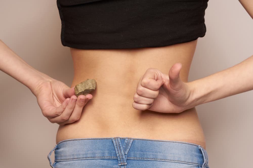 什麼是尿路結石？結石的原因、症狀與治療！5招預防尿路結石