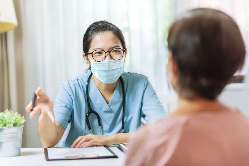 女医师正在为病人讲述病情