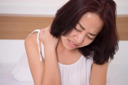 落枕怎麼辦？落枕快速治療4方法！落枕穴道、原因完整看