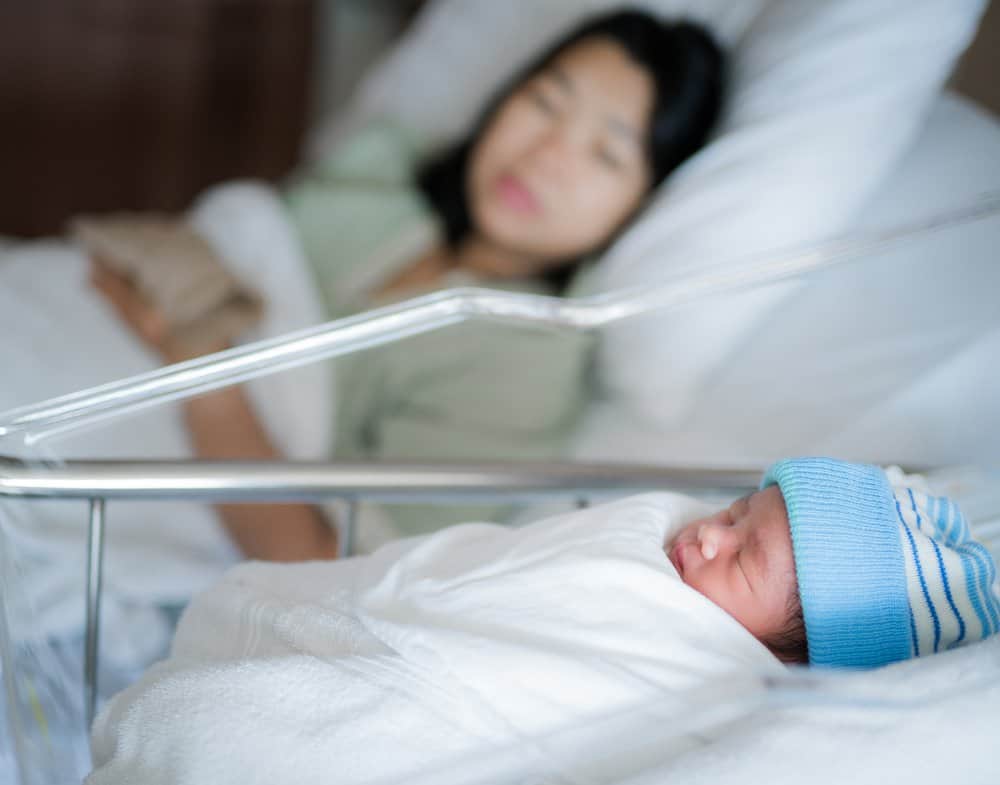 坐月子可以洗头，但要注意这4点！若产后不洗头恐头皮发炎、掉发