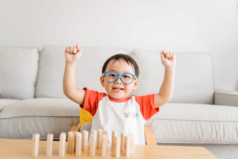 小孩看电视会散光？解说儿童散光原因、症状！及早矫正不弱视