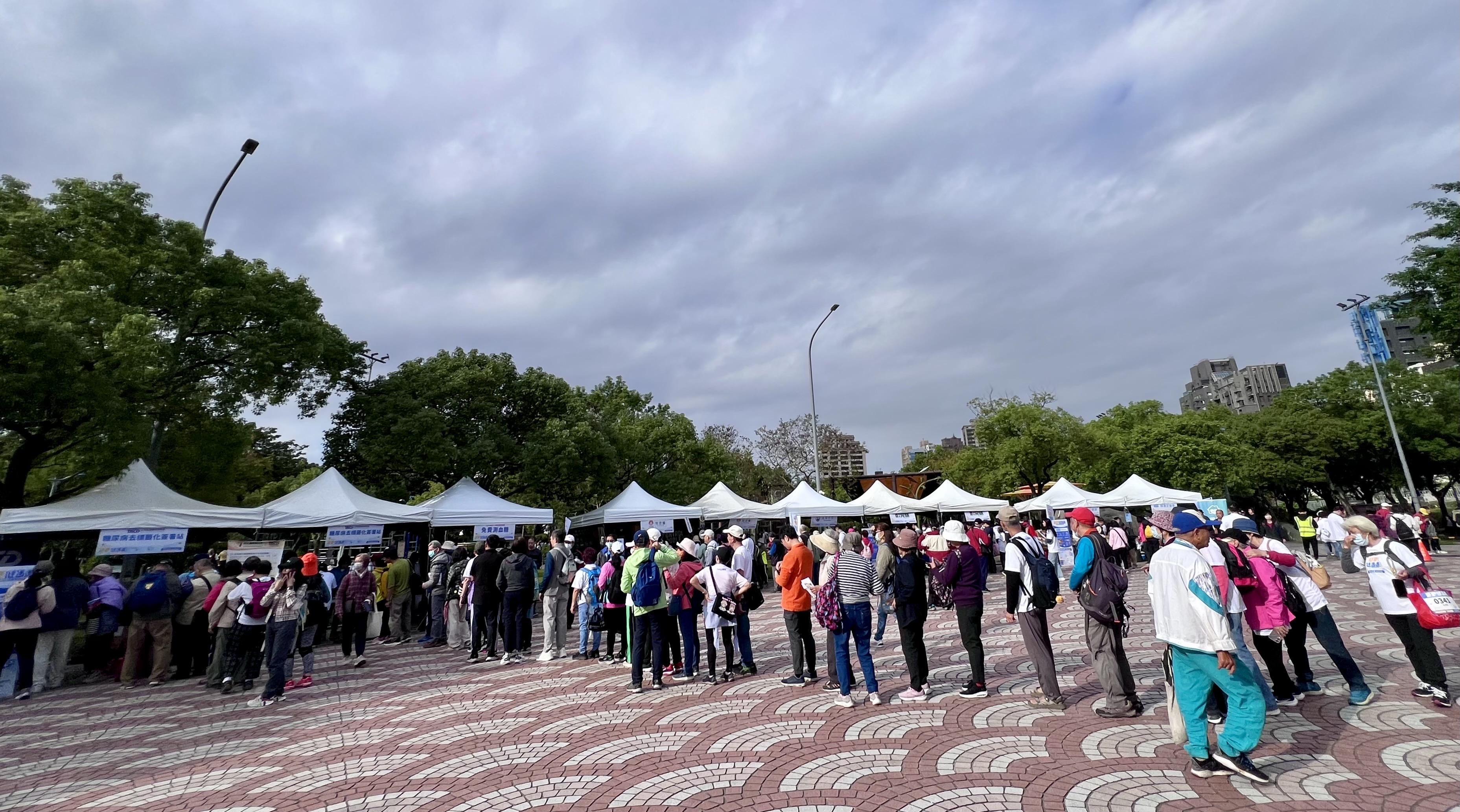「穩糖健步走」活動攤位吸引民眾排隊體驗。