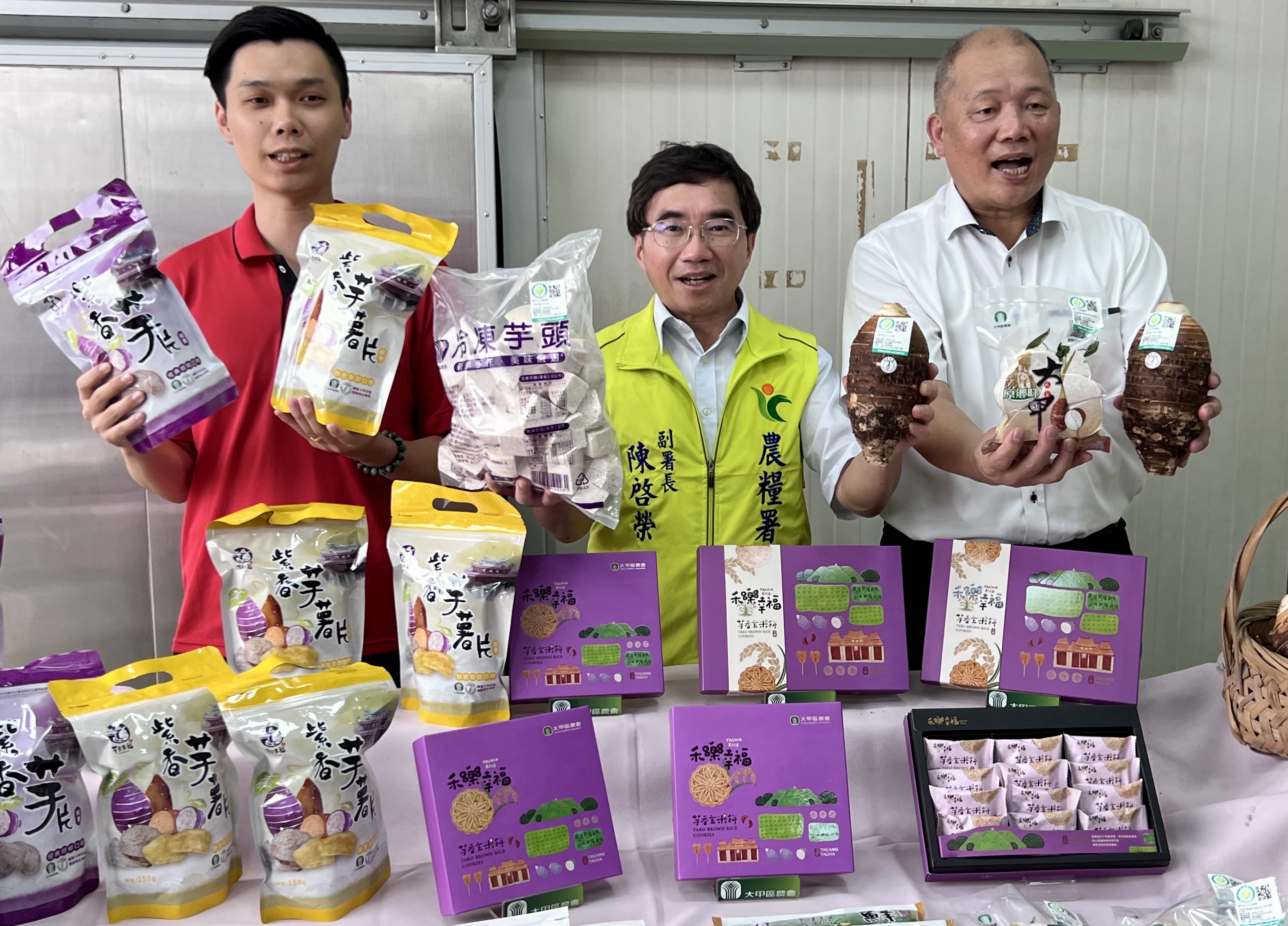 農糧署副署長陳啟榮（中）及大甲區農會總幹事黃瑞祥（右）共同推廣芋頭相關農產品，成為實現「六級化」農業升級。圖／《Hello醫師》