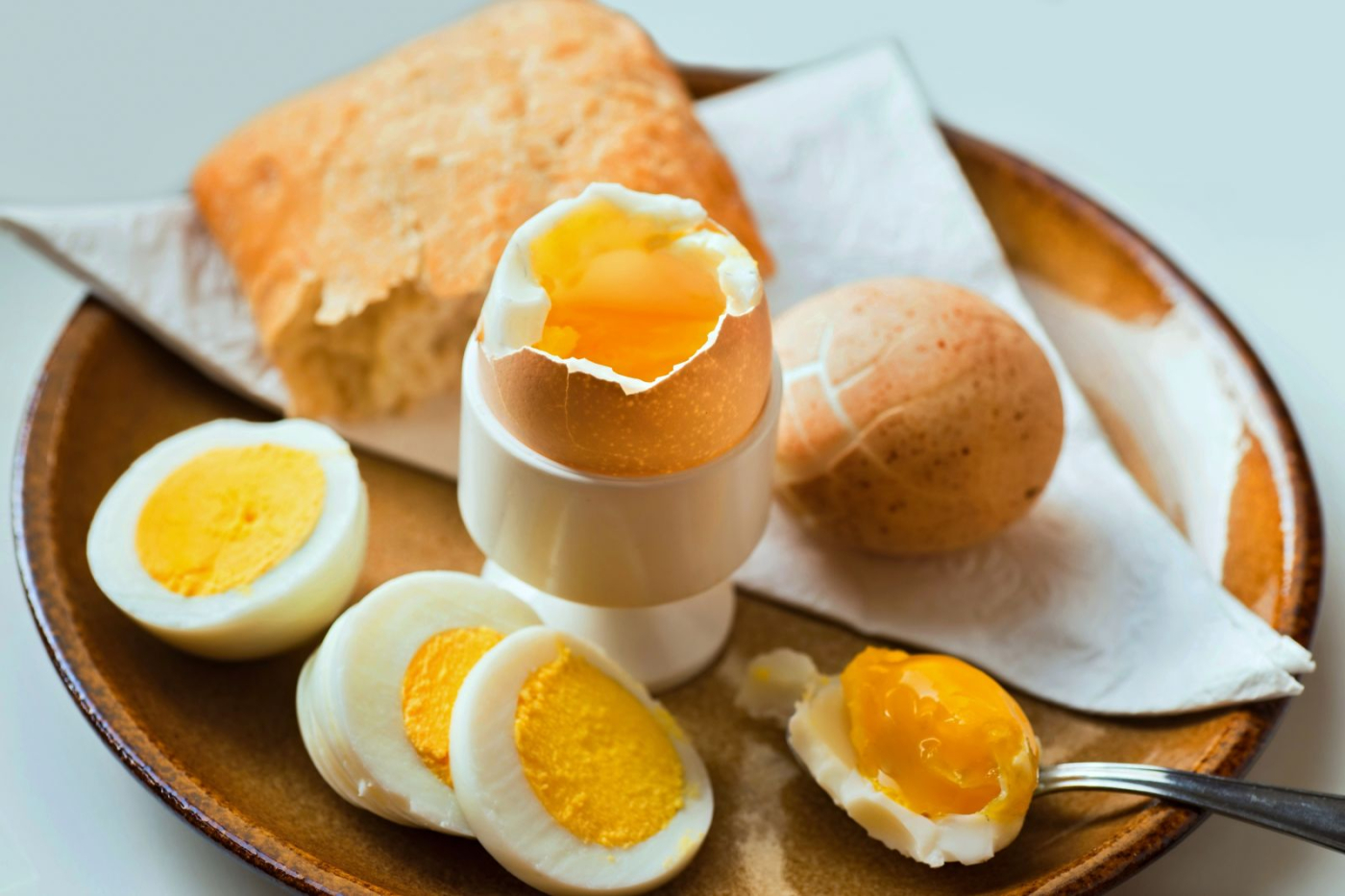 生雞蛋可以吃嗎？營養師：吃生蛋有2問題，熟蛋其實更營養｜醫BooK