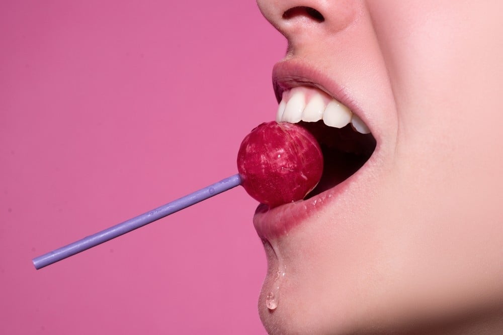 牙齒碰觸陰莖任何一處都是不舒服的,在口愛過程中,請記得持續用嘴唇包覆牙齒。