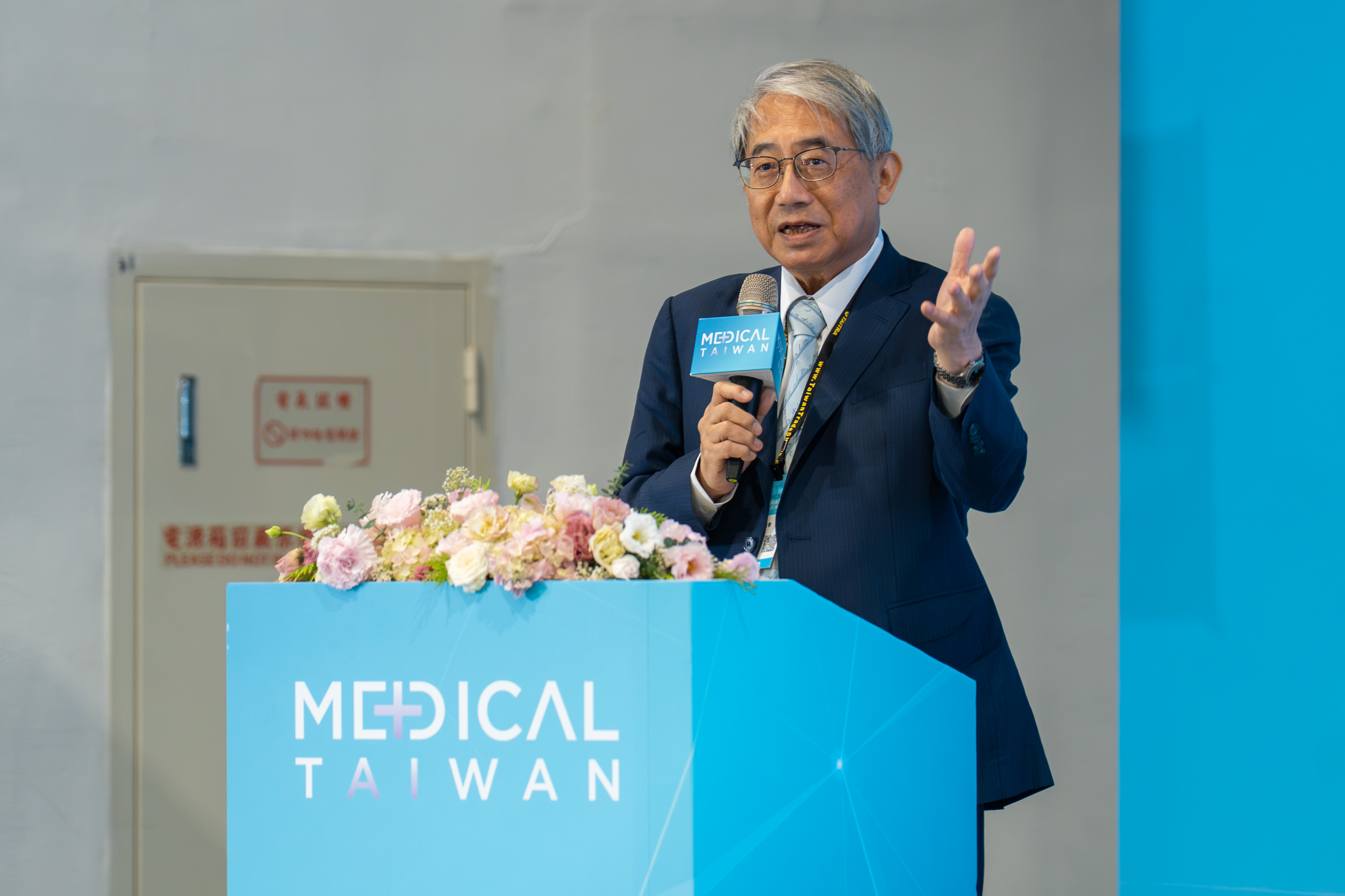 ▲蔡世澤感性地分享自己從醫已50年，並在演講中分析AI輔助慢性病所帶來的利與弊。