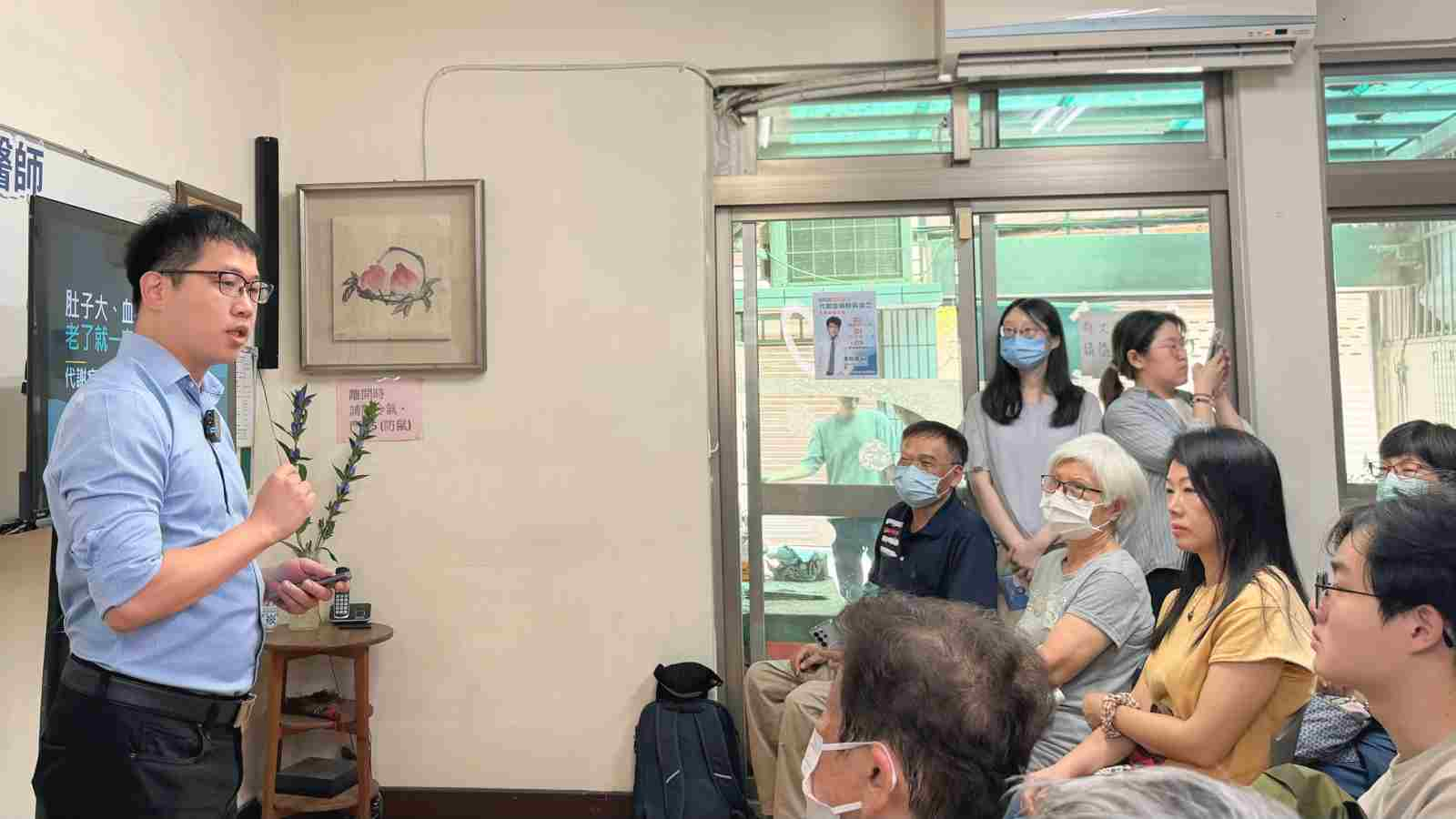 黃斯煒醫師向里民進行衛教知識宣導,講述代謝症候群與減重迷思。