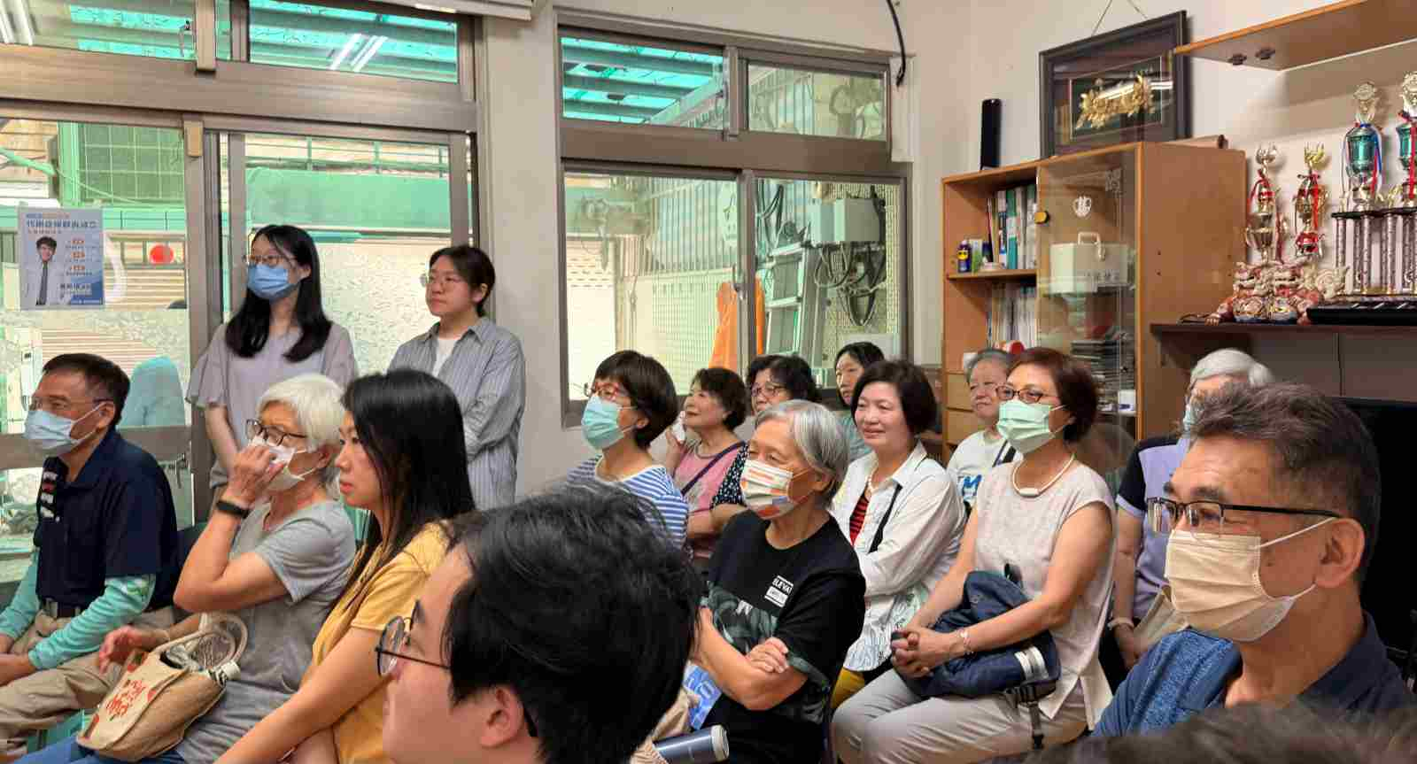 里民專注聆聽黃斯煒醫師分享代謝症候群與健康減重知識。